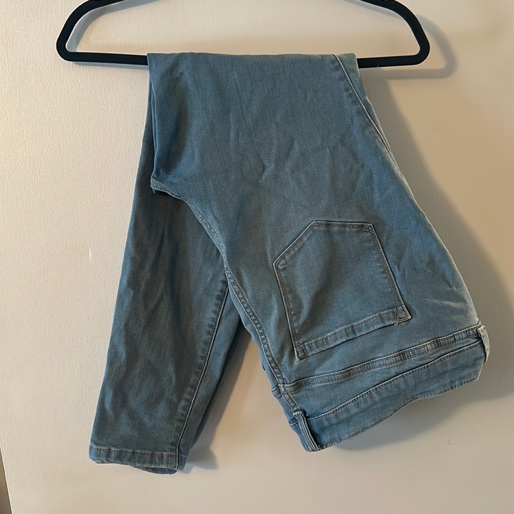 Mid-fit, super soft, skinny, light jeans